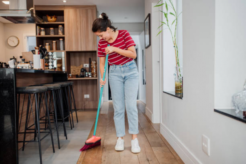 Qual o Valor de Serviços de Limpeza Doméstica Terceirizada Iguape - Serviço de Limpeza Doméstica